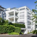 Seitenansicht einer Moderne Wohnanlage in der Albrecht-Dürer-Straße, entworfen von Maisch Architekten, mit stilvollem Design und grüner Umgebung