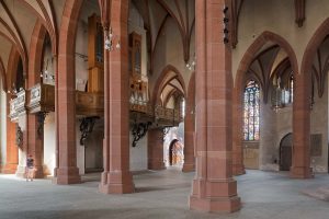 Interieurfotografie - Die 8 tragenden Säulen im Langschiff der Stiftskirche Baden-Baden.