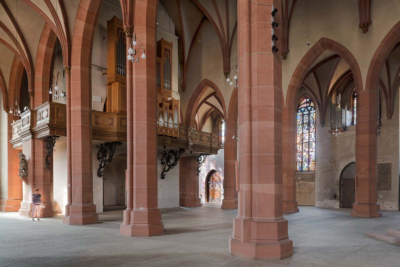 Interieurfotografie - Die 8 tragenden Säulen im Langschiff der Stiftskirche Baden-Baden.