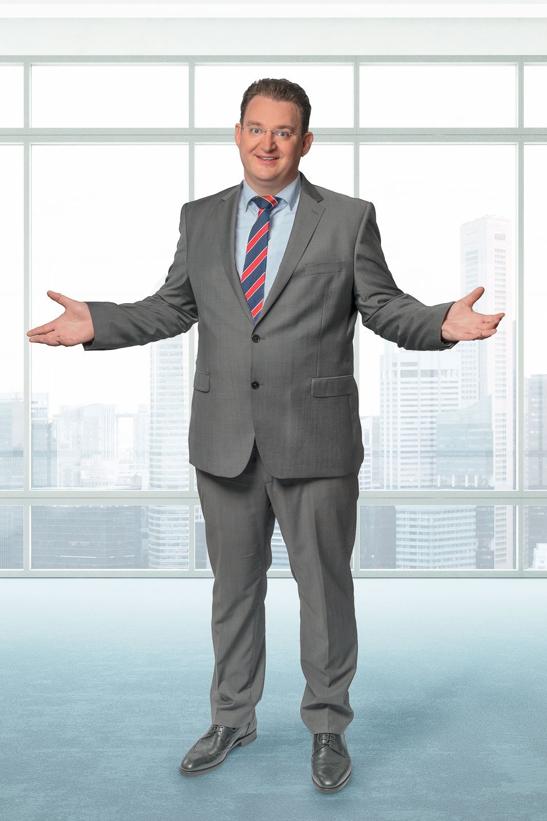 Businessporträt eines IT-Spezialisten mit professionellem Auftreten und Fachkompetenz