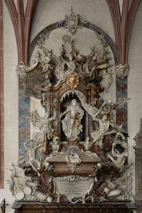 Detailfoto des beeindruckenden Epitaphs von Markgraf Ludwig Wilhelm, genannt der Türkenlouis, in der Stiftskirche Baden-Baden vor der Restaurierung - Ein barockes Meisterwerk.