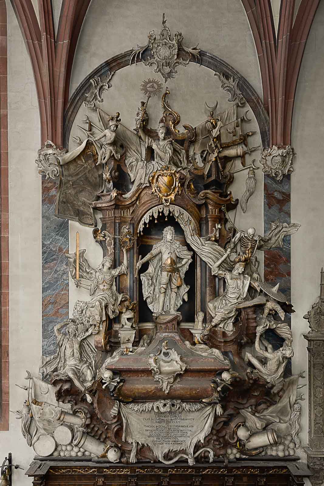 Detailfoto des beeindruckenden Epitaphs von Markgraf Ludwig Wilhelm, genannt der Türkenlouis, in der Stiftskirche Baden-Baden vor der Restaurierung - Ein barockes Meisterwerk.
