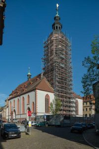 Gerüst um den Turm der Stiftskirche in Baden-Baden - Restaurationsarbeiten an historischer Architektur und dem Turm