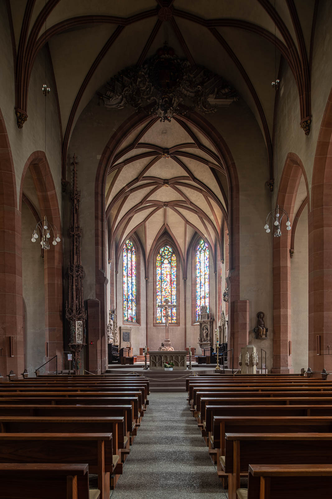 Interieurfotografie vom Hauptchor in der Stiftskirche Baden-Baden vor der Sanierung - Eindrucksvolle Schönheit und historischer Charme