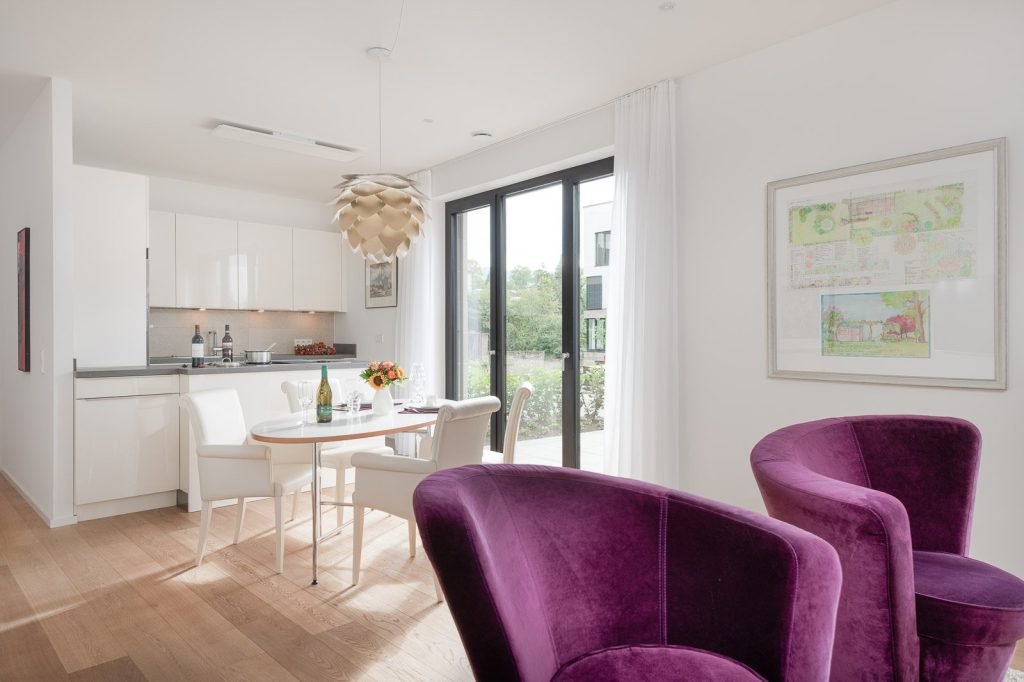 if-blick-auf-esszimmer Modern eingerichtete Wohnung - Blick auf Esszimmer und Küche mit stilvollem Interieur