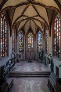 Interieurfotografie des Hauptchors mit Blick auf das Kruzifix des Niclaus Gerhaert van Leyden in der Stiftskirche Baden-Baden vor der Sanierung - Spirituelle Schönheit und kunstvolle Pracht.