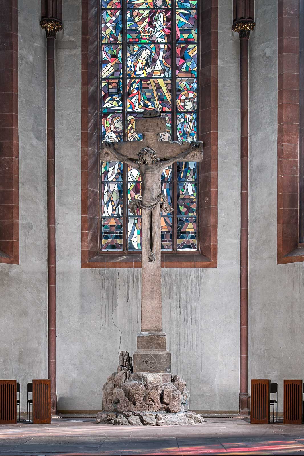 Detailfotografie des Kruzifix des Niclaus Gerhaert van Leyden in der Stiftskirche Baden-Baden vor der Sanierung - Meisterwerk sakraler Kunst.