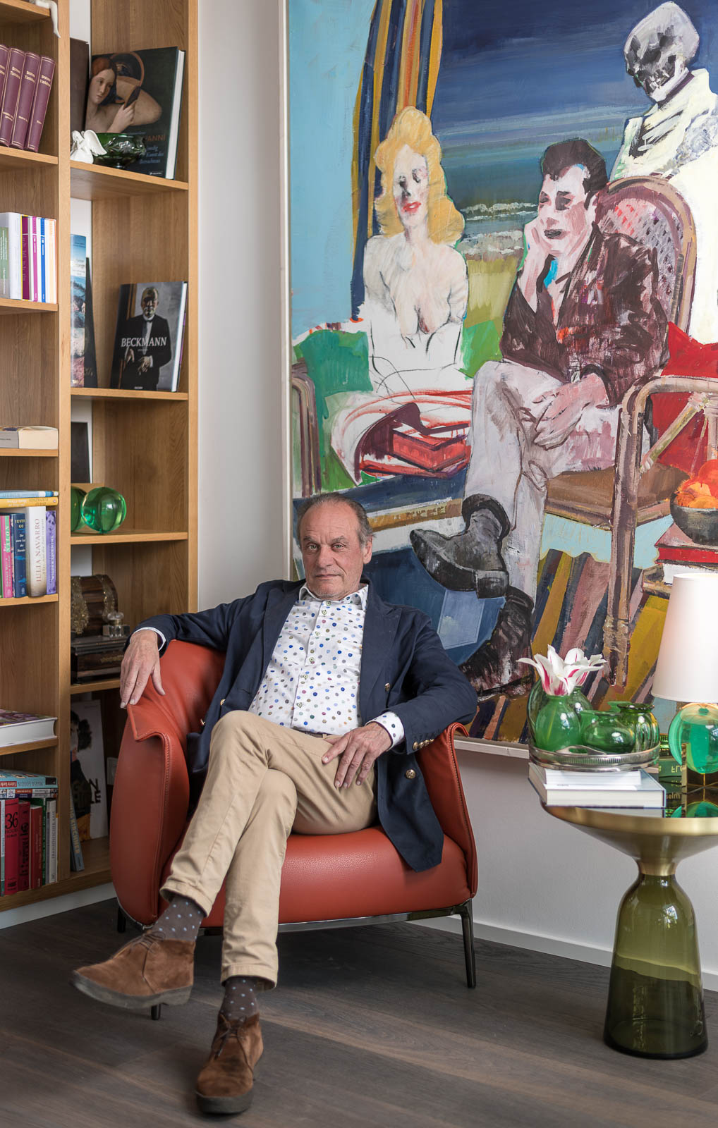 Künstler Roland Schauls posiert vor einem seiner faszinierenden Kunstwerke, Ausdruck von Kreativität und Leidenschaft