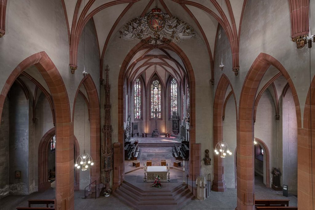 5-architekturfotografien Interieurfotografie von der Gesamtansicht der Stiftskirche in Baden-Baden vor der Sanierung - Beeindruckende Perspektive von der Orgel aus.