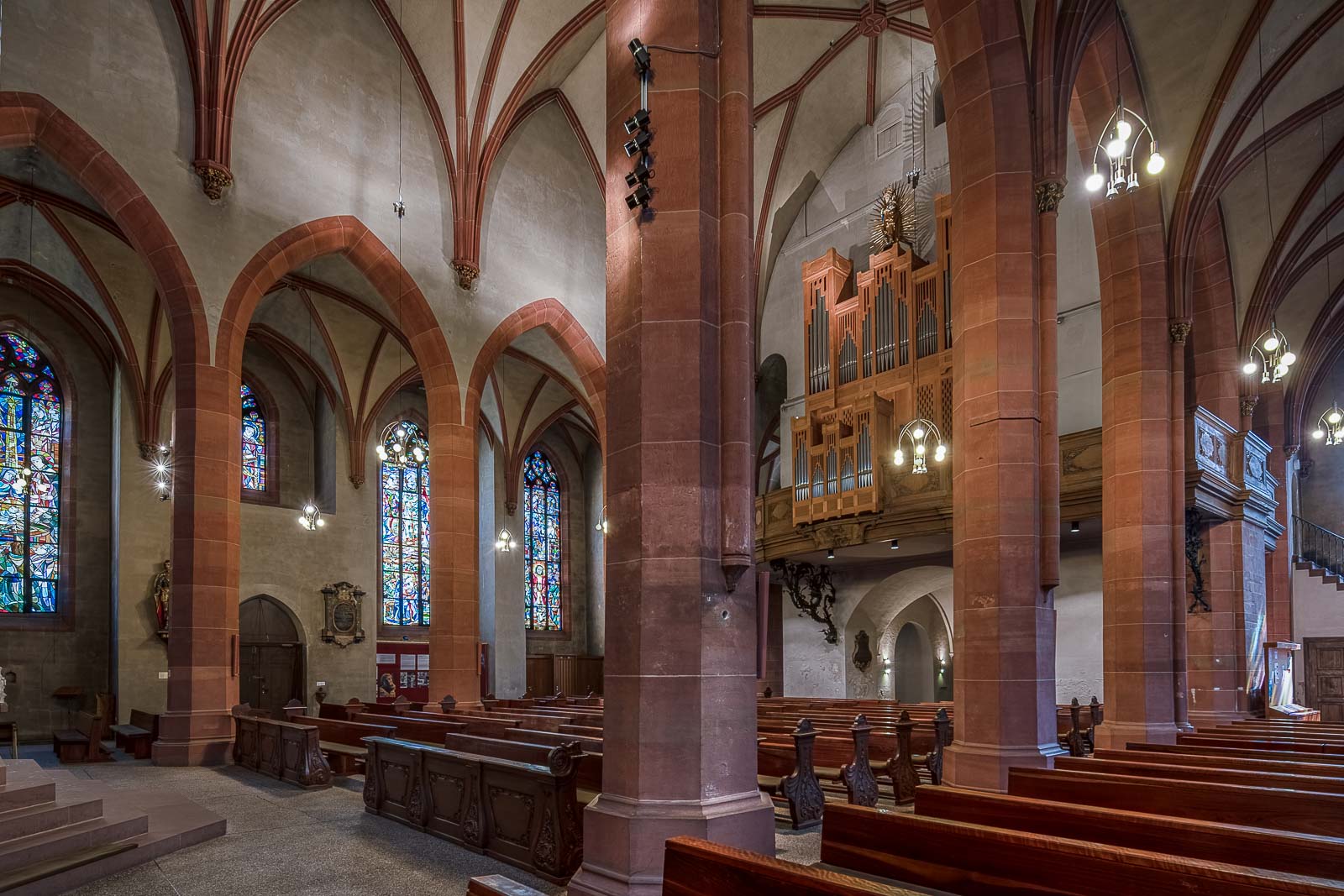 Innenraum der Stiftskirche Baden-Baden mit Orgel, gotischen Fenstern und Kreuzrippengewölbe vor der Sanierung