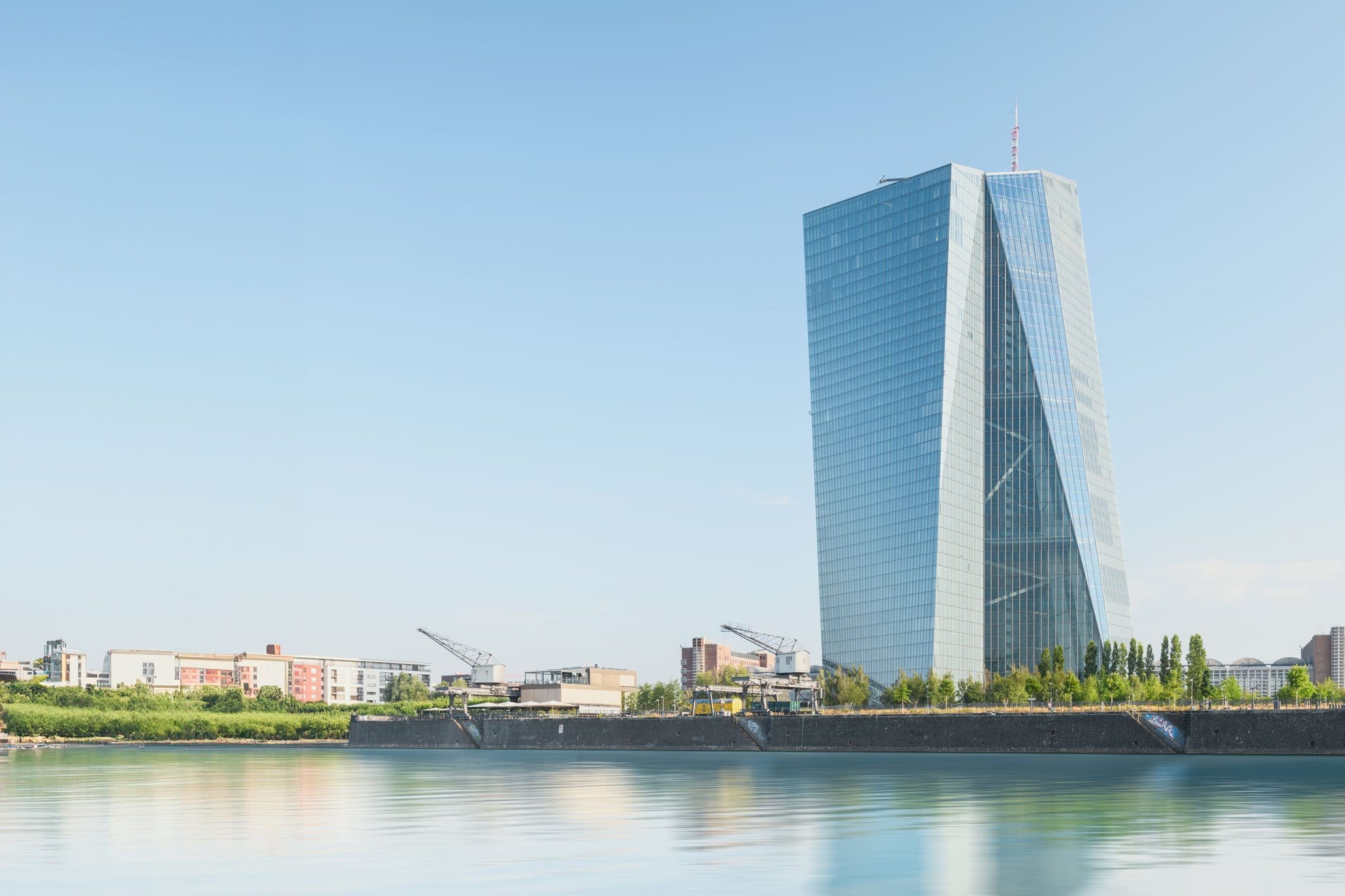 Europäische Zentralbank in Frankfurt am Main bei Tageslicht