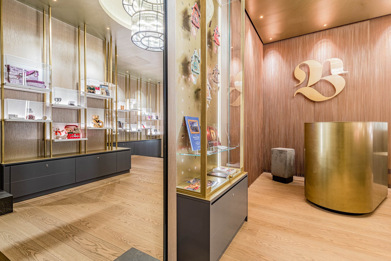 Detailaufnahme eines historischen Shops in Baden-Baden mit architektonischen Verzierungen, fotografiert von Torben Bee