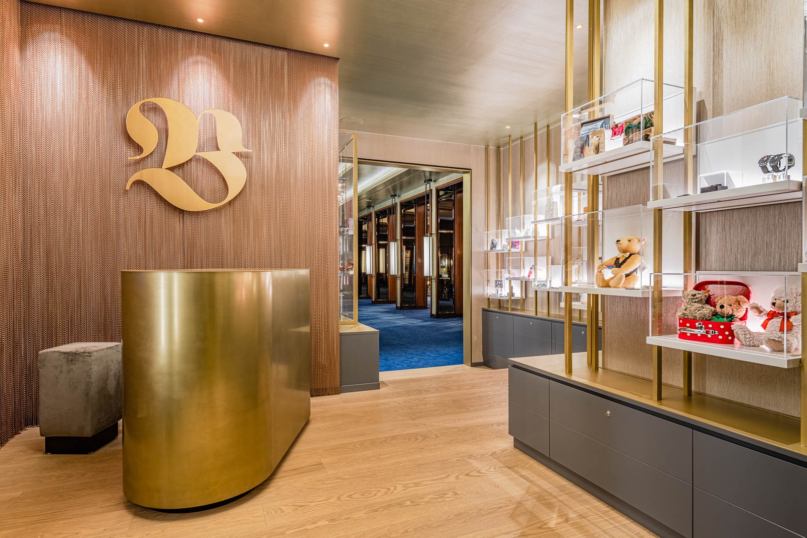Luxuriöser Shopbereich im Casino Baden-Baden mit goldener Rezeption und beleuchteten Vitrinen für Geschenkartikel