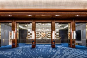 Königsblaue Rezeption des neuen Empfangs des Casino Baden-Baden, mit luxuriösem Interieur und elegantem Ambiente