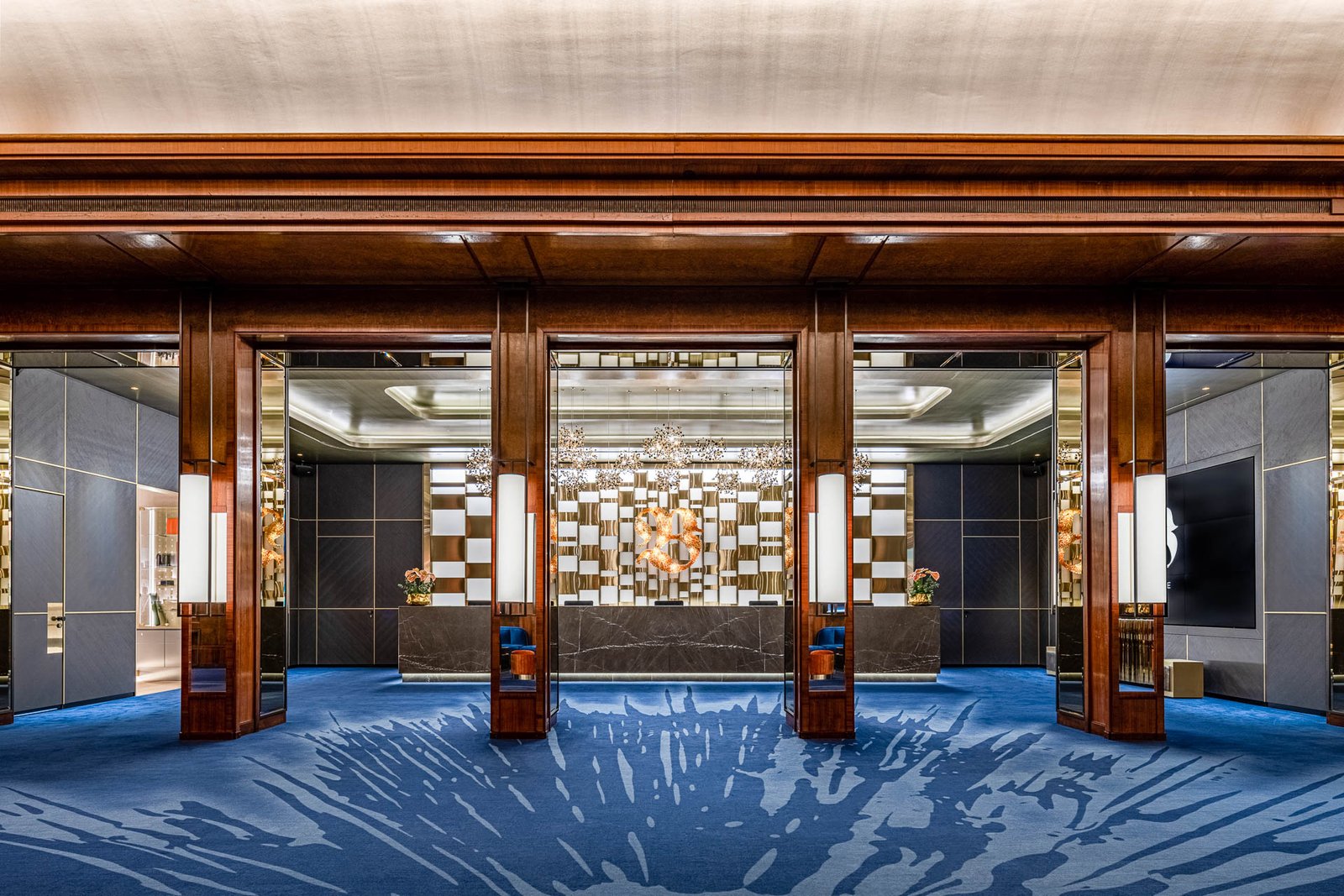 Königsblaue Rezeption des neuen Empfangs des Casino Baden-Baden, mit luxuriösem Interieur und elegantem Ambiente