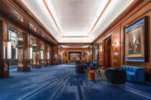 Der neue königsblaue Empfang des Casino Baden-Baden, mit luxuriösem Interieur und elegantem Ambiente