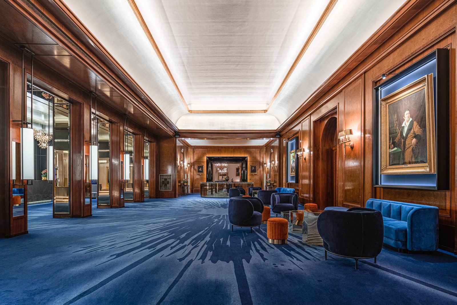 Der neue königsblaue Empfang des Casino Baden-Baden, mit luxuriösem Interieur und elegantem Ambiente