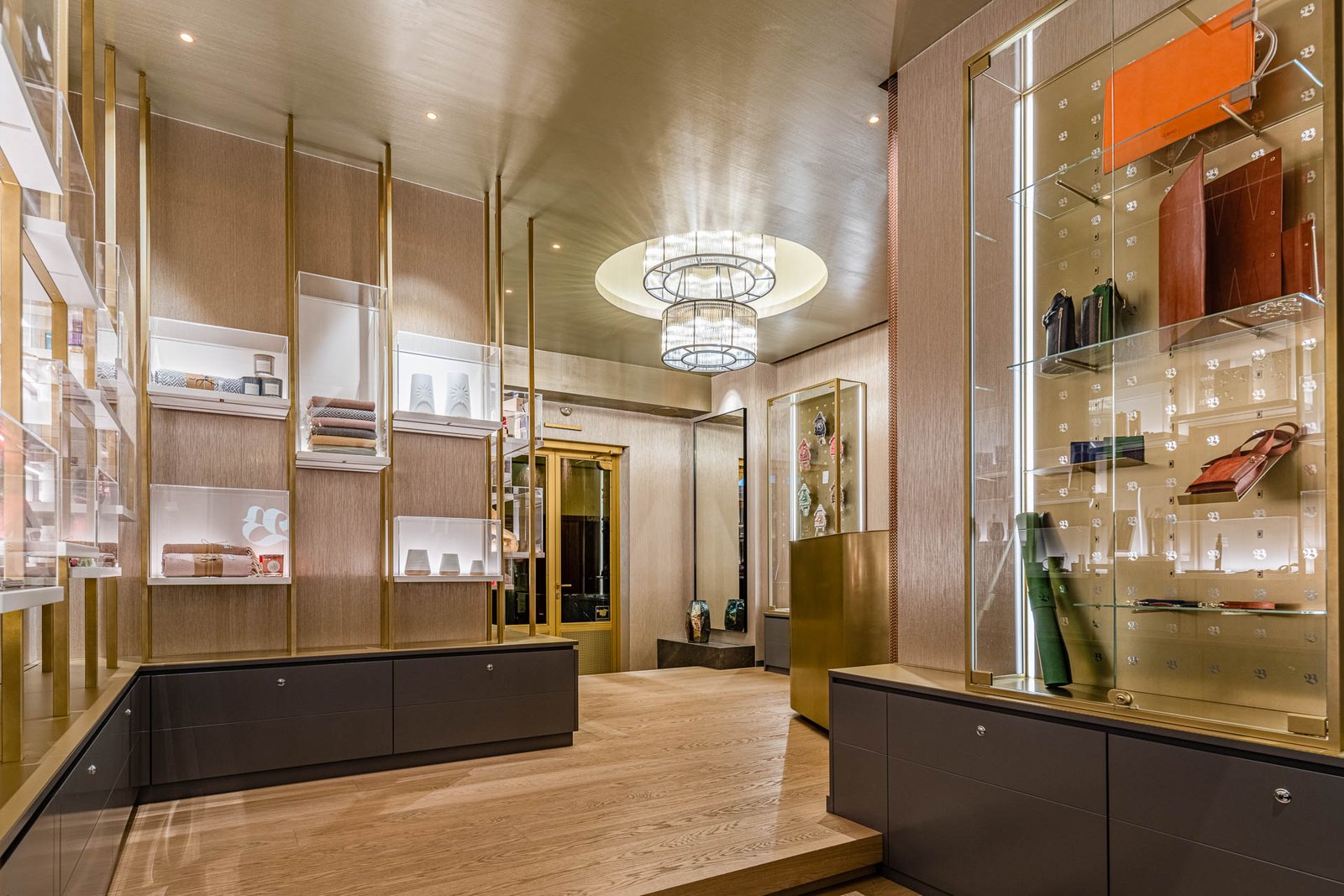 Hochwertiger Verkaufsraum im Casino Baden-Baden mit luxuriösen Wandvitrinen und goldenen Designelementen