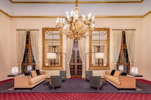Sitzgelegenheit im Österreicher Saal der in den Wintergarten im Casino Baden-Baden übergeht.