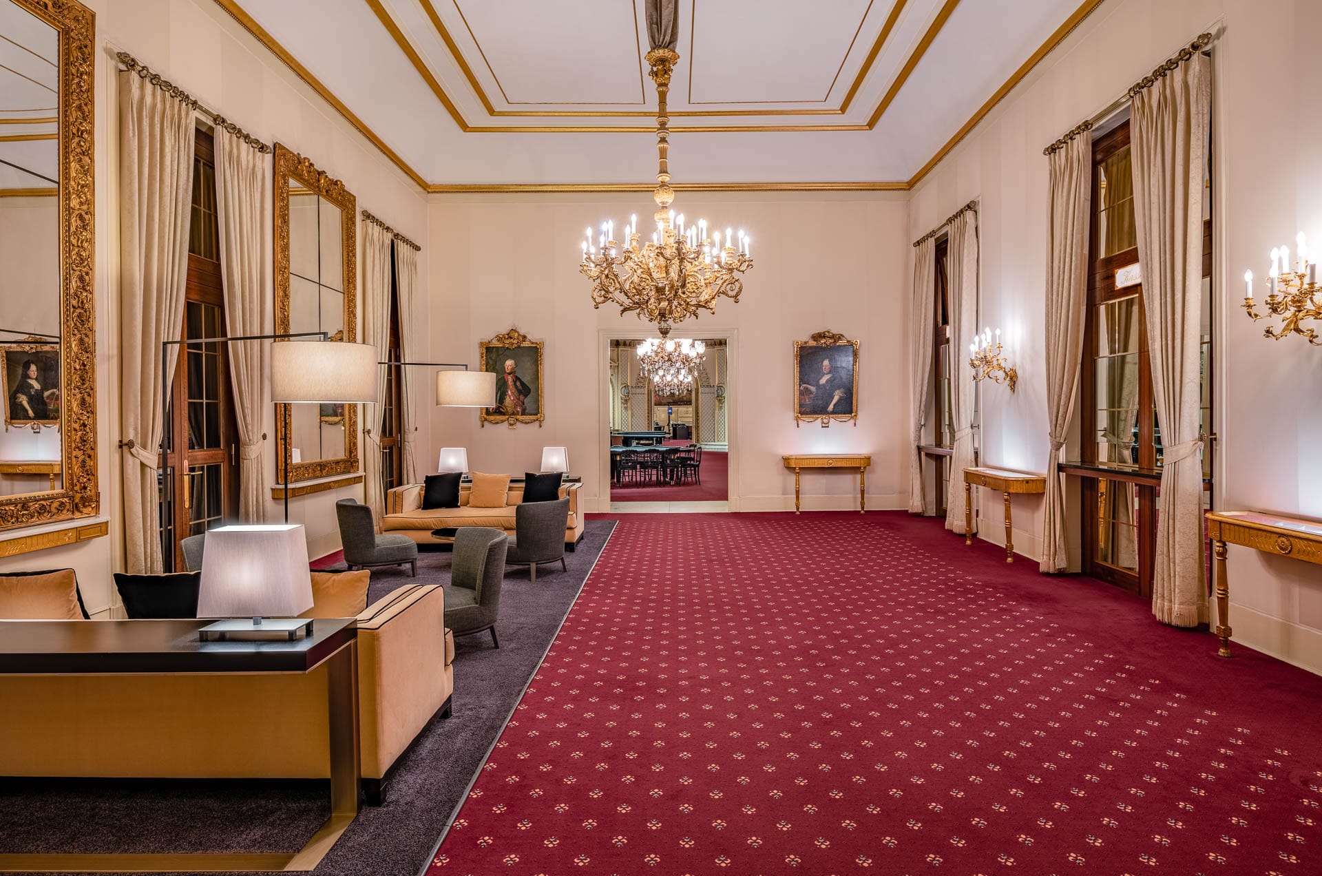 Ein-Punkt Perspektive vom Österreicher Saal mit Blick in den Wintergarten