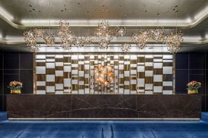 Königsblaue Rezeption des neuen Empfangs des Casino Baden-Baden, mit luxuriösem Interieur und elegantem Ambiente