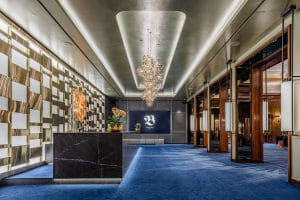 Aus Granit gefertigte Rezeption des neuen Empfangs des Casino Baden-Baden, mit luxuriösem Interieur und elegantem Ambiente.