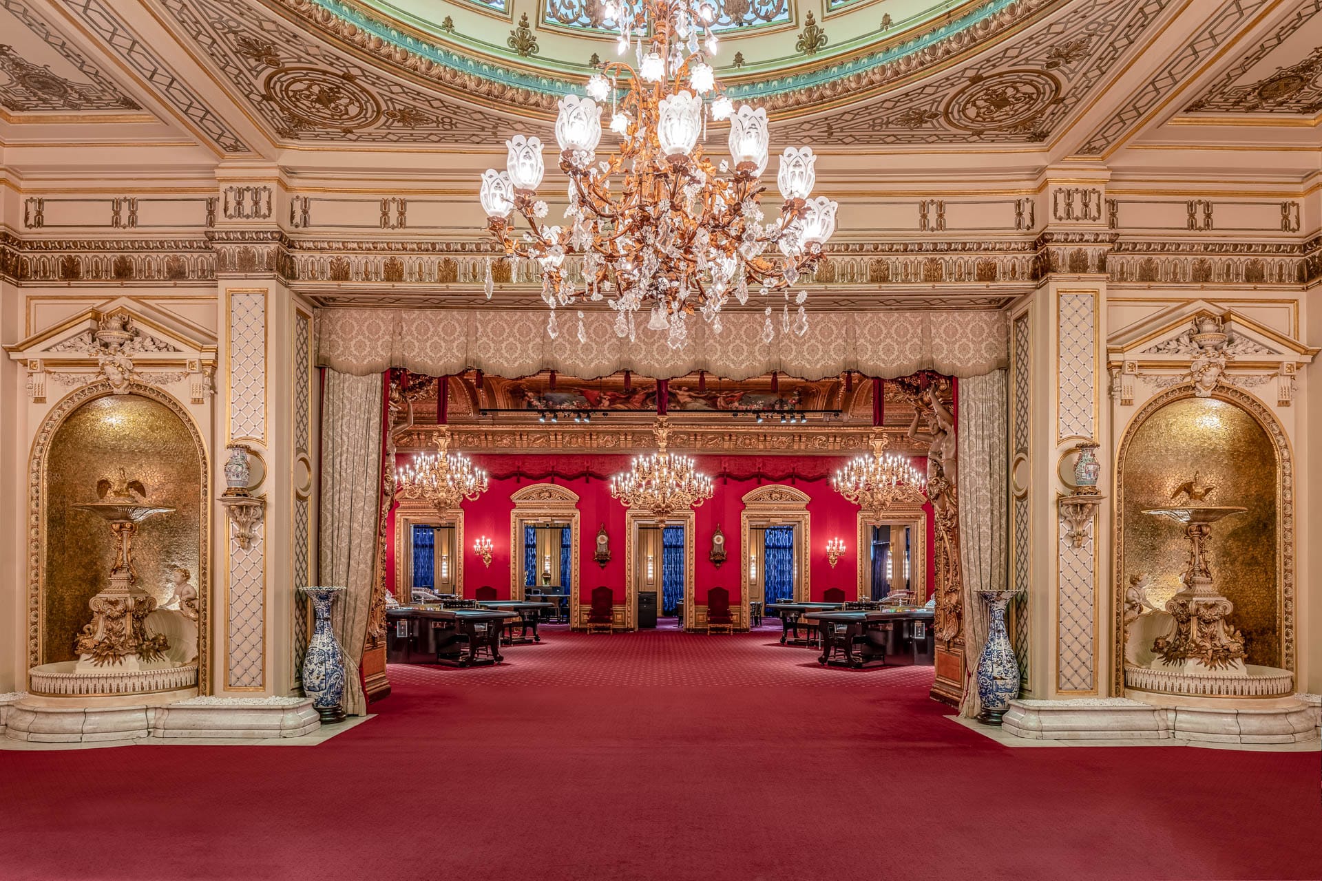 Blick in den roten Saal vom Wintergarten im Casino Baden-Baden