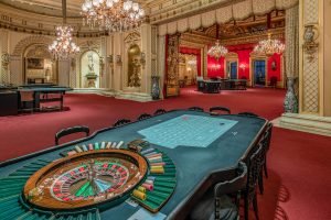 Blick über einen Roulette-Tisch zum Roten Saal