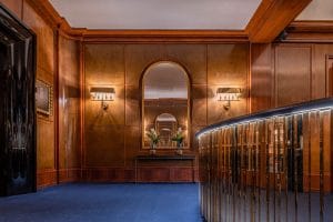 Moderne Eleganz trifft auf Tradition im neuen Empfang des Casino Baden-Baden.