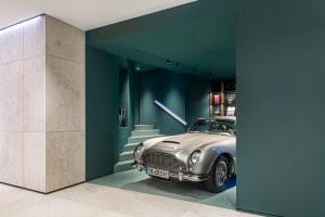 Klassischer Aston Martin DB5 im Showroom in Baden-Baden mit modernem Licht- und Raumdesign