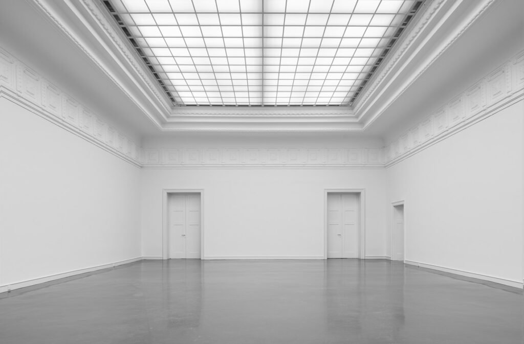 Architektur trifft Licht – Ausstellungssaal der Kunsthalle Baden-Baden Leerer Ausstellungssaal der Kunsthalle Baden-Baden mit Oberlicht und klassizistischer Stuckverzierung