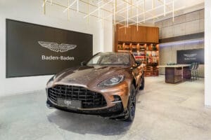 Aston Martin DBX 707 im Showroom Baden-Baden mit Konfigurationstisch und Farbmusterwand