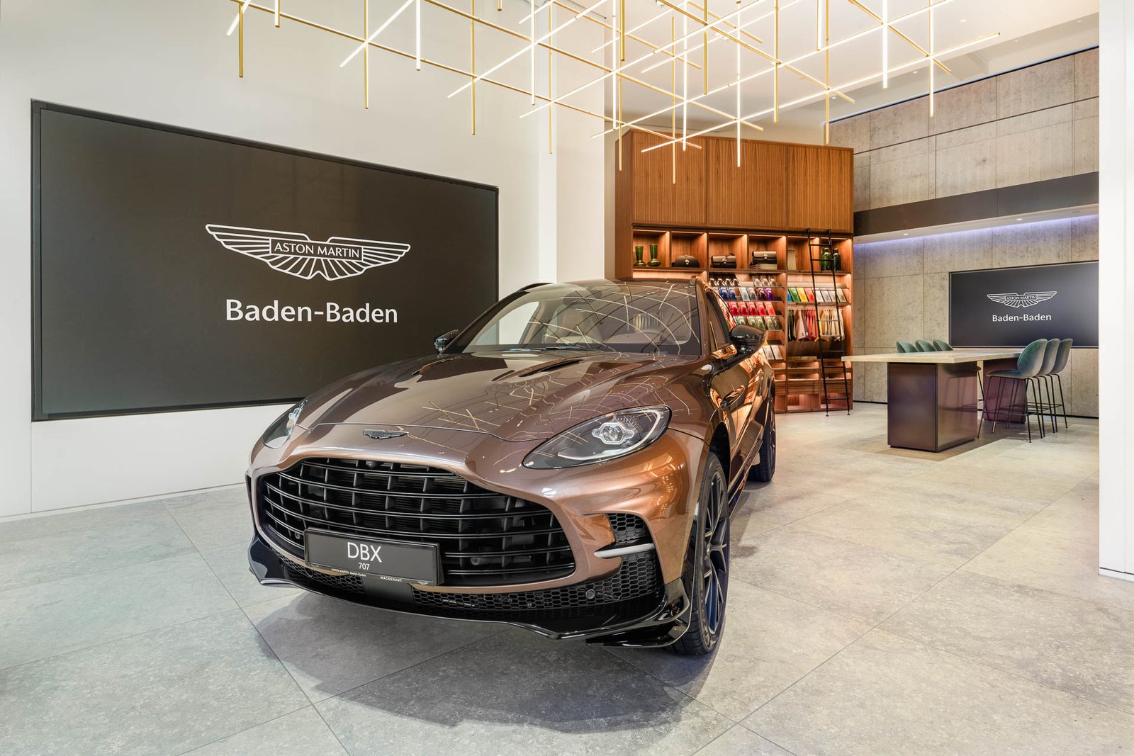 Aston Martin DBX 707 im Showroom Baden-Baden mit Konfigurationstisch und Farbmusterwand