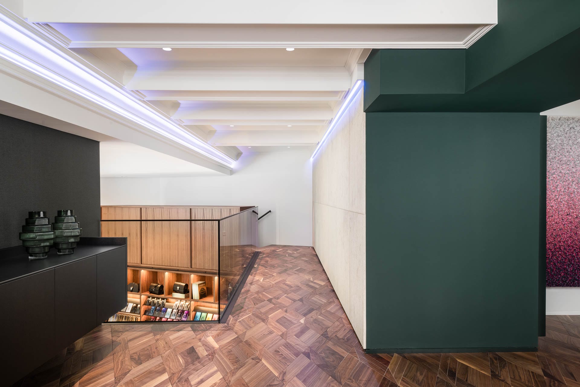 Galeriegeschoss mit Designdetails und Blick auf Maßanfertigungen im Aston Martin Showroom Baden-Baden