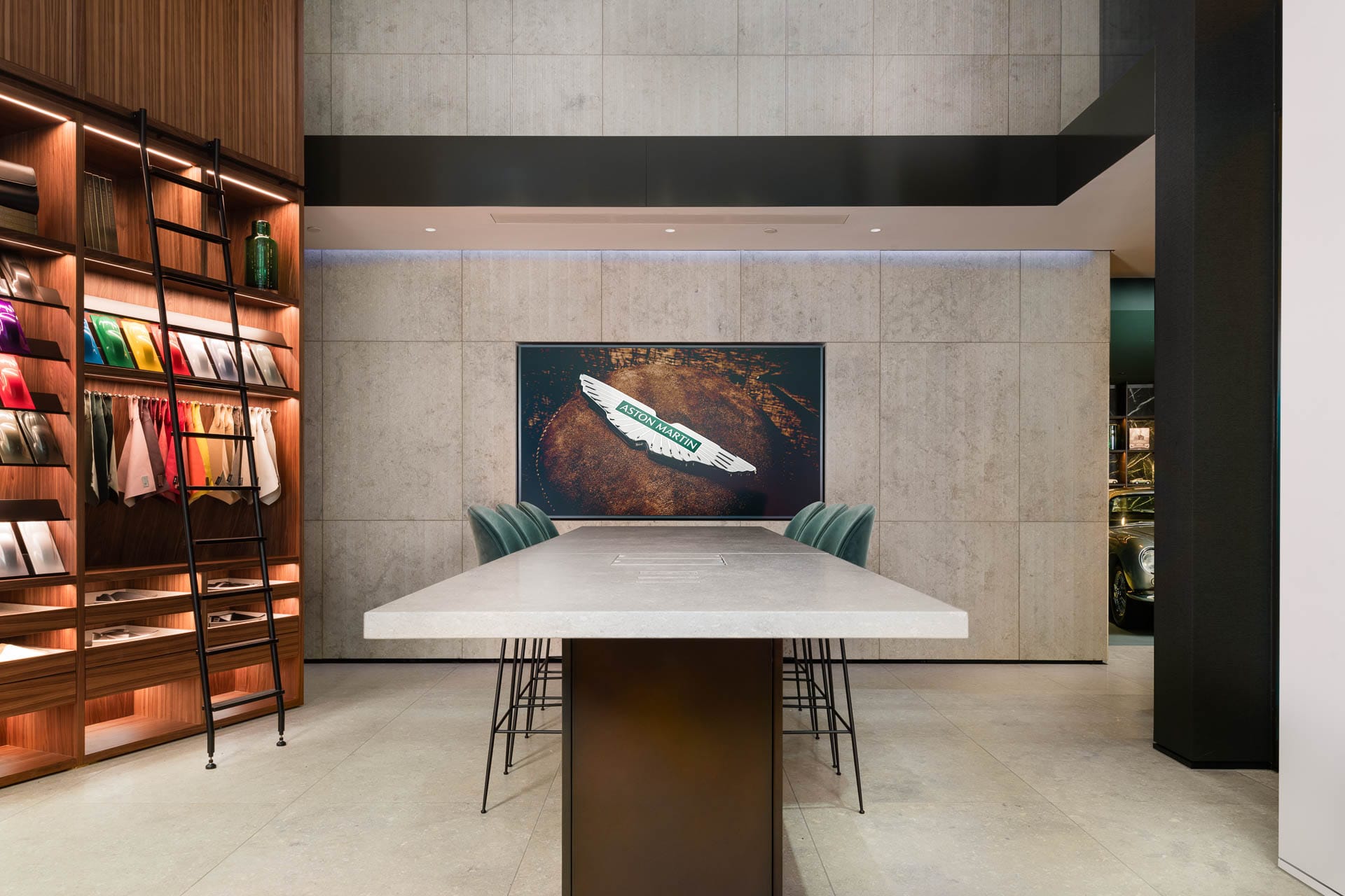 Konfigurationstisch mit Farbmusterwand im Aston Martin Showroom Baden-Baden