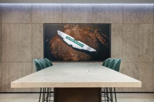 Moderner Konfigurationstisch mit Aston Martin Logo im Showroom Baden-Baden