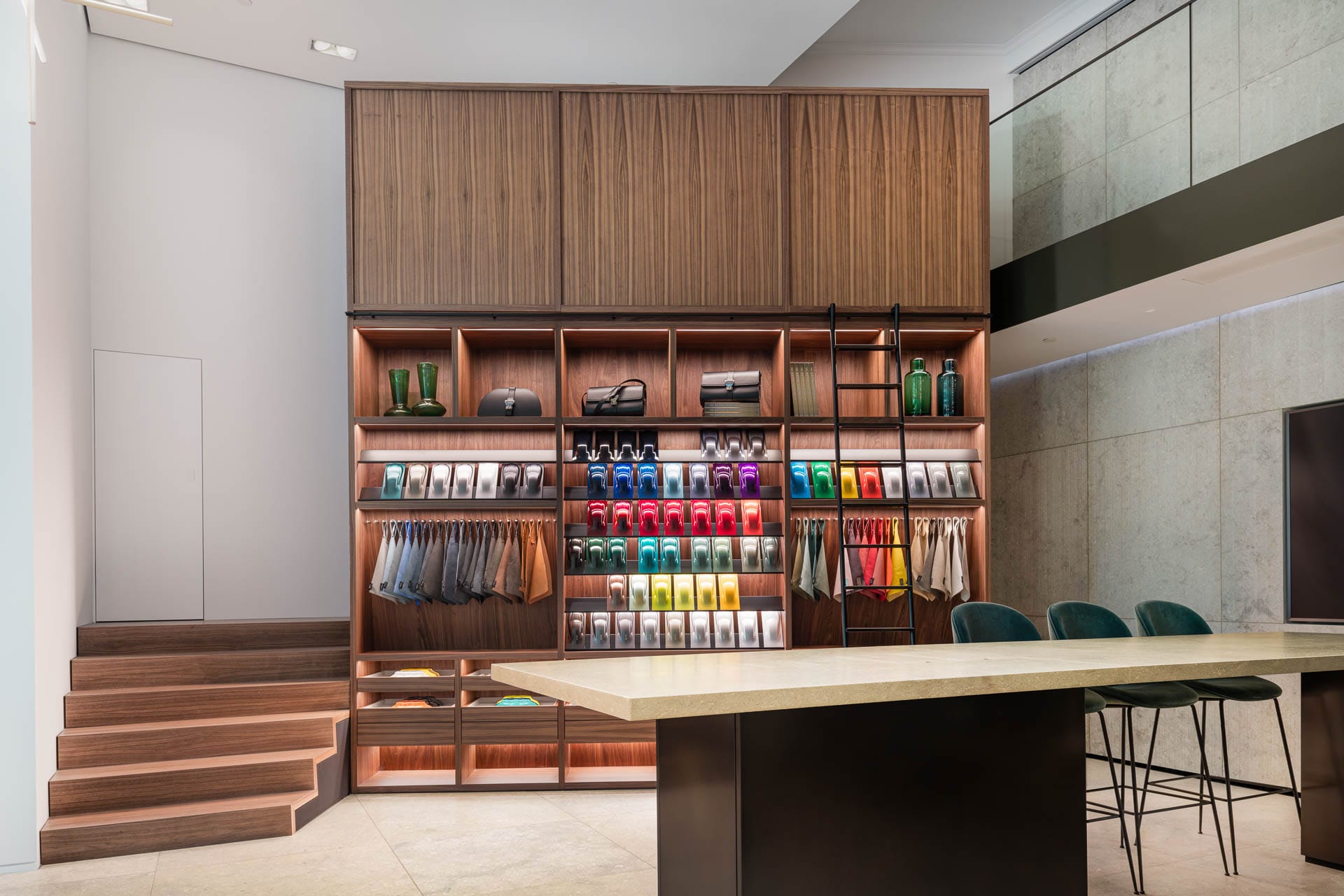 Farb- und Materialmusterwand im Aston Martin Showroom Baden-Baden mit Stoff-, Leder- und Lackmustern