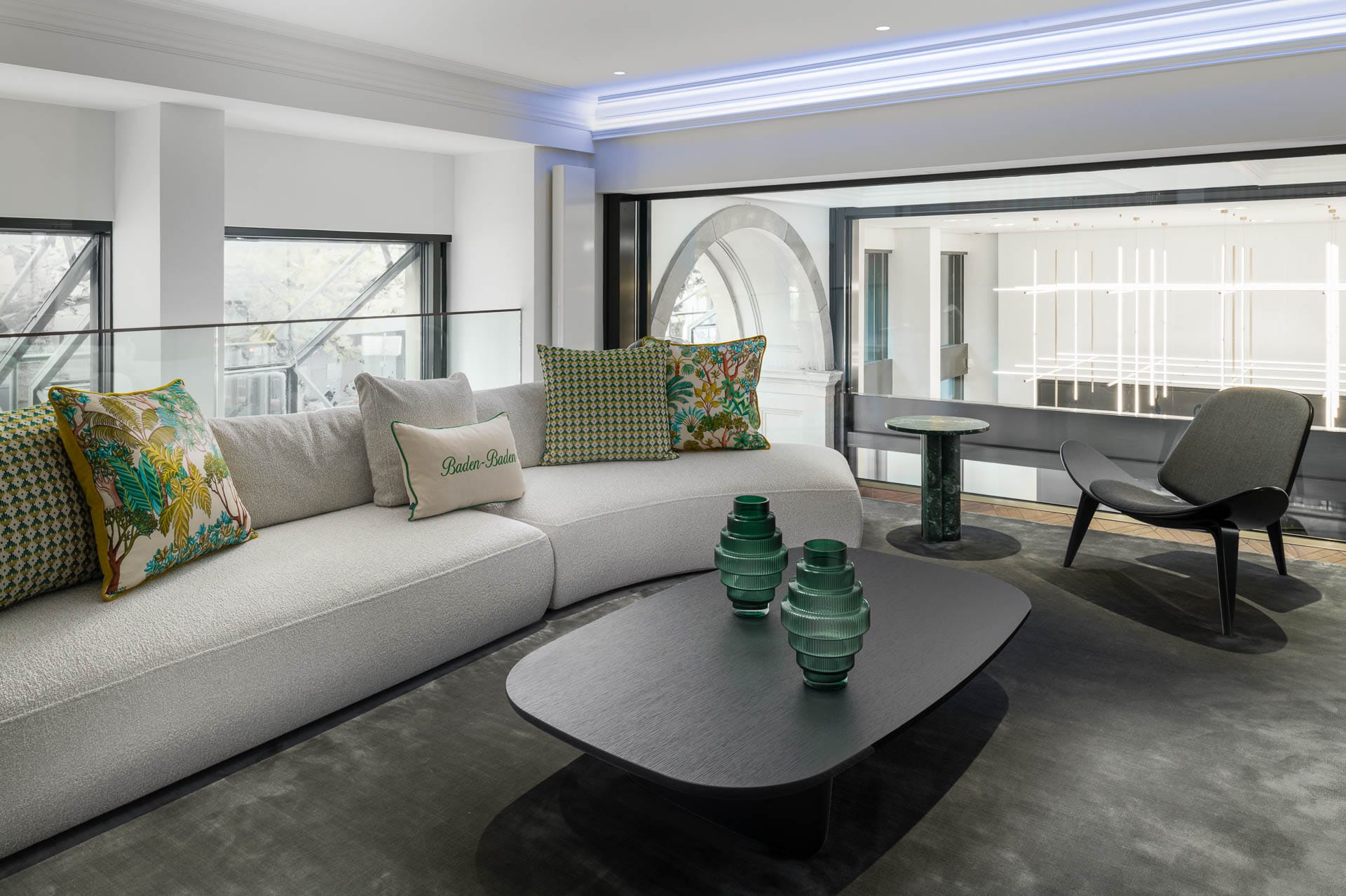 Design-Lounge im Aston Martin Showroom im Goldenen Kreuz in Baden-Baden mit moderner Einrichtung, eleganten Sofas und edlen Designelementen.