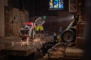 Bodenschnitt mit Trennsäge in der Stiftskirche Baden-Baden