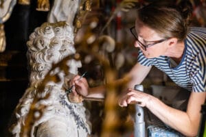 Restauratorin bei der Feinrestaurierung des Epitaphs von Türkenlouis in der Stiftskirche Baden-Baden
