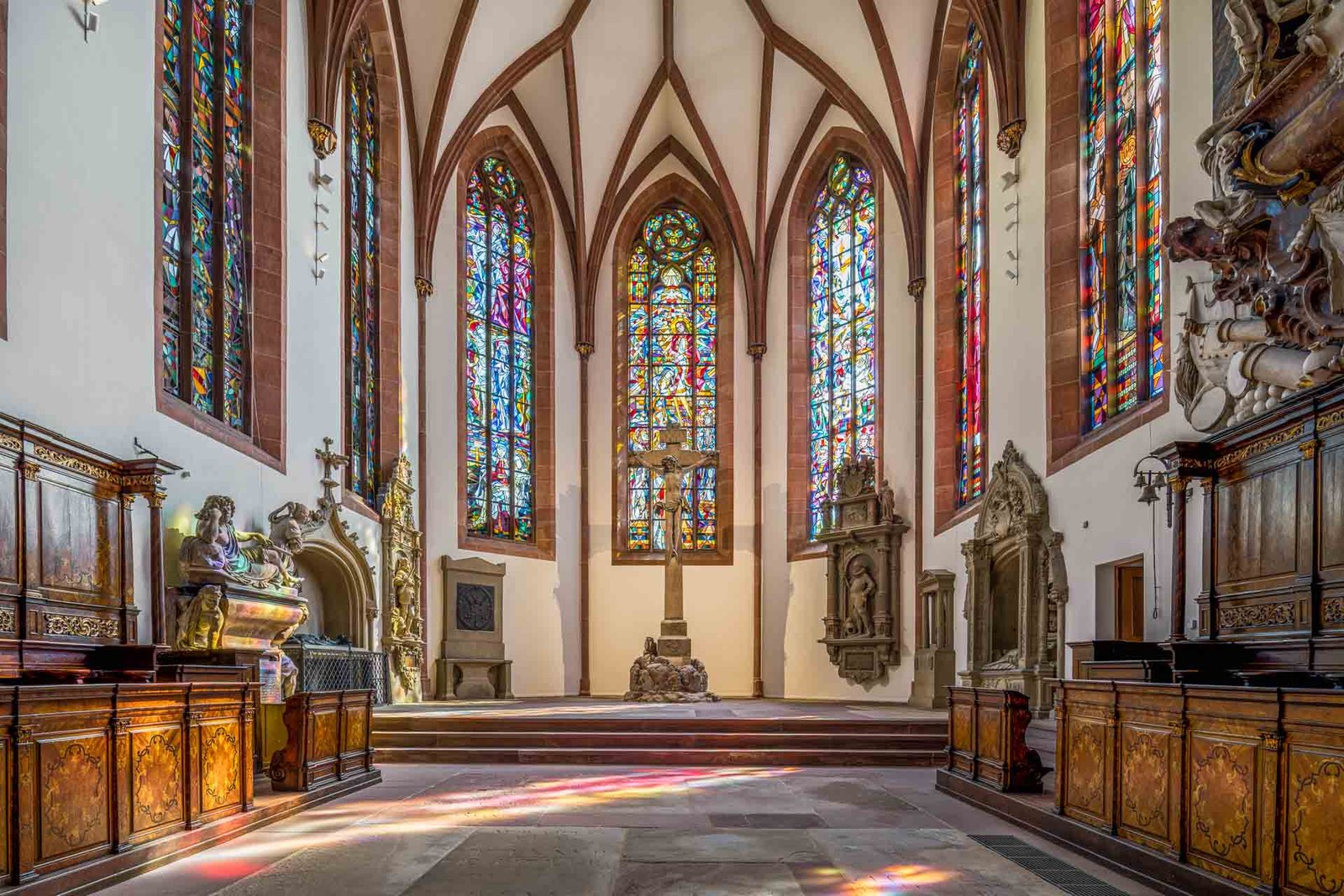 Hauptchor der Stiftskirche Baden-Baden mit farbenprächtigen Glasfenstern und historischen Grabmälern