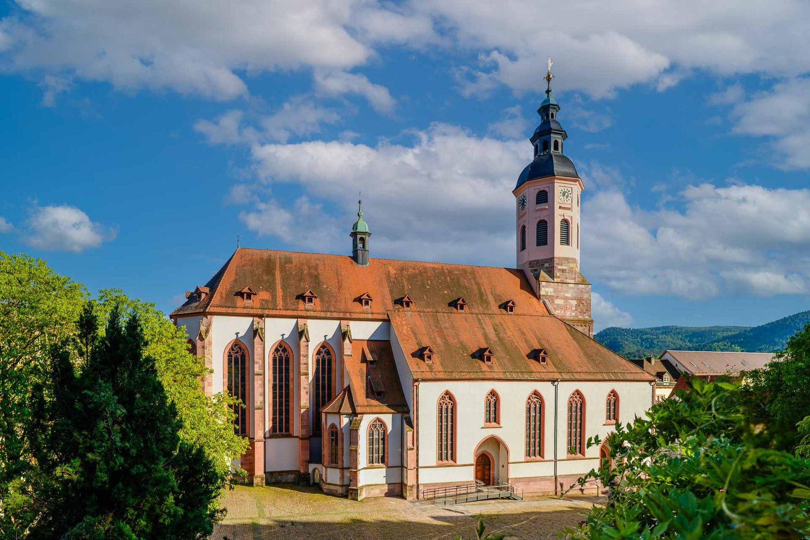 Außenansicht der Stiftskirche Liebfrauen in Baden-Baden bei Sonnenschein