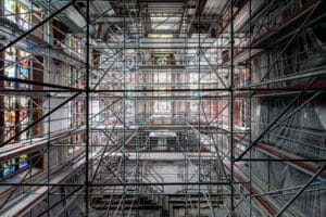 Gerüstaufbau im Innenraum der Stiftskirche Baden-Baden während der Restaurierungsarbeiten
