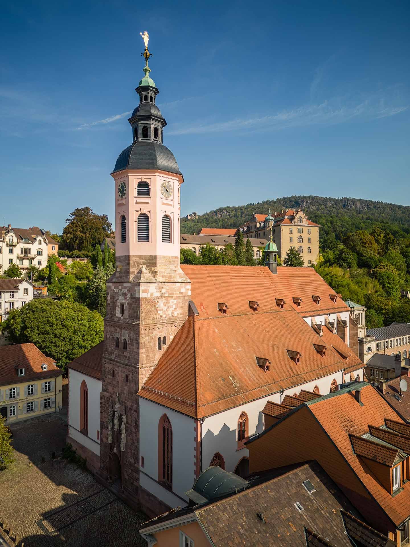 Luftaufnahme der Stiftskirche Baden-Baden mit Blick auf das Neue Schloss