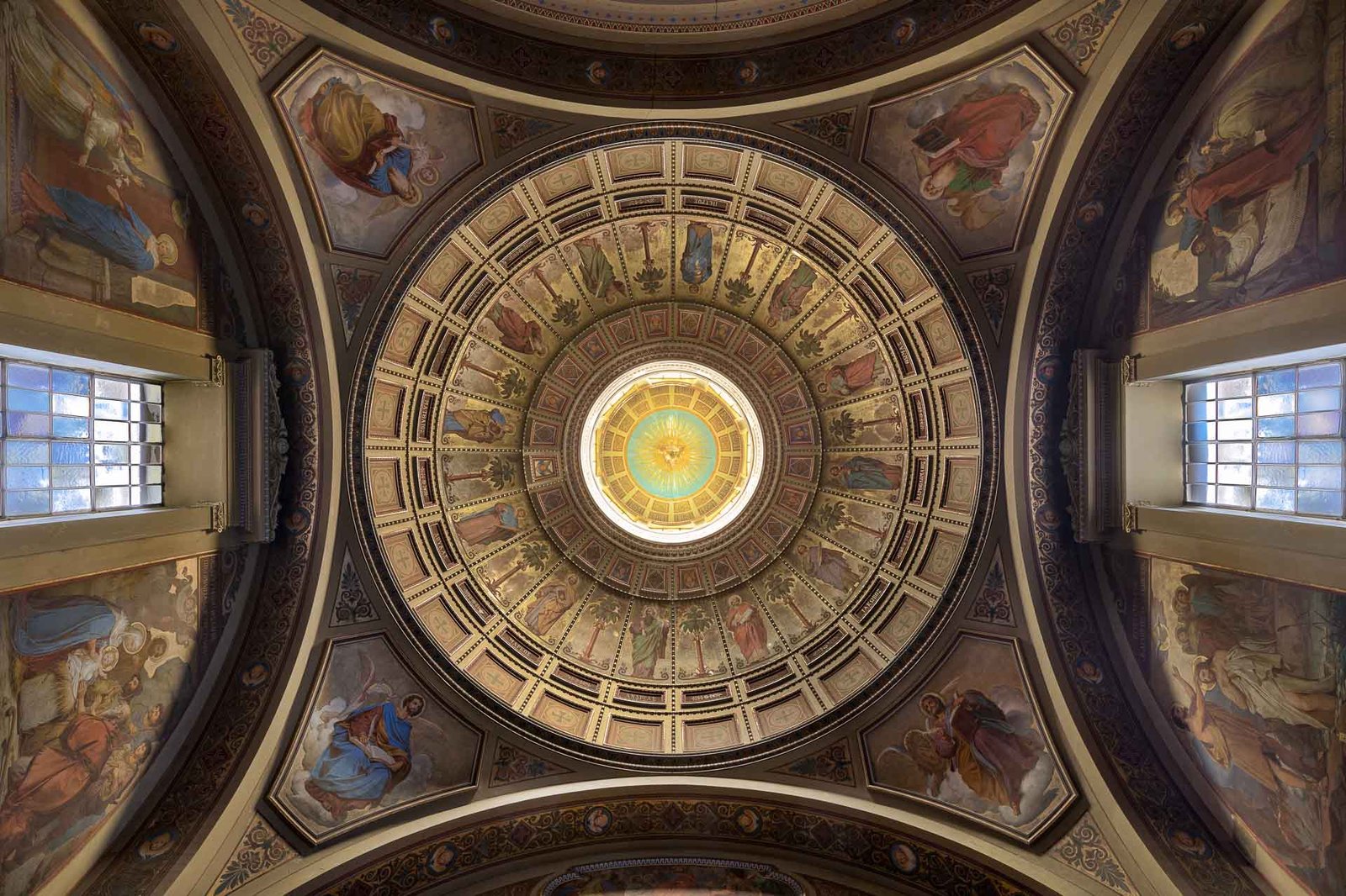 Kuppel der Stourdza-Kapelle in Baden-Baden mit Fresken und goldenen Ornamenten