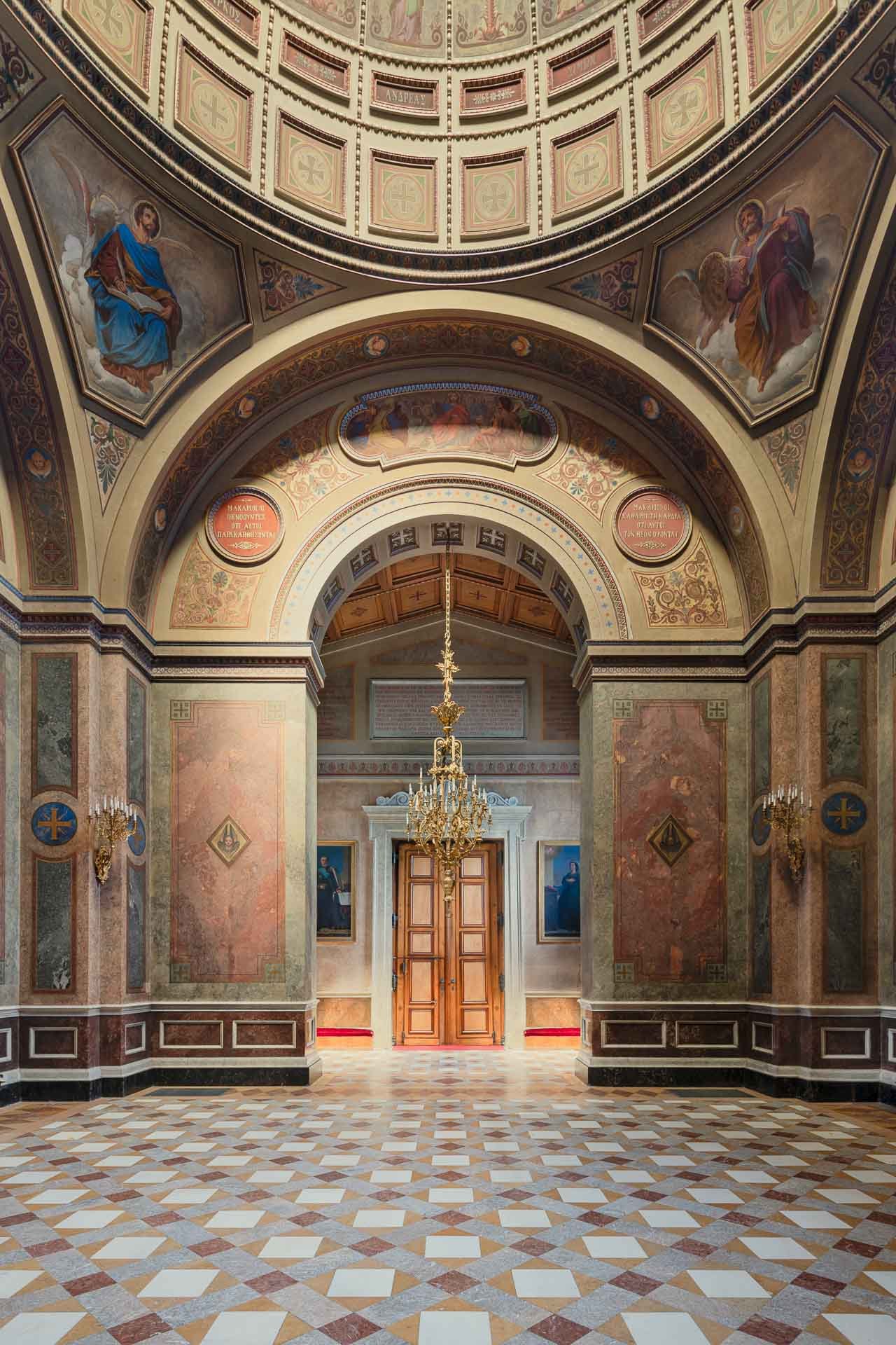 Innenansicht der Stourdza-Kapelle in Baden-Baden mit Marmorboden und Wandmalereien