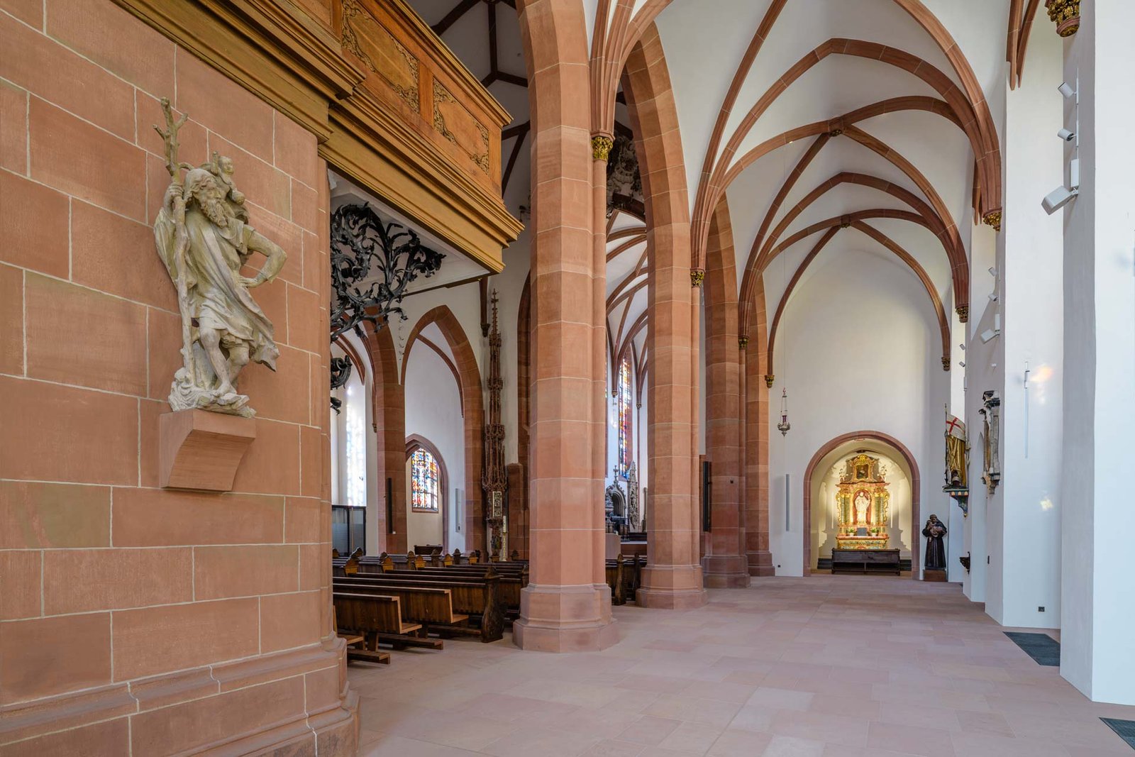 Zwei-Punkt-Perspektive im südlichen Kirchenschiff der Stiftskirche Baden-Baden mit Christophorus-Statue und Nepomuk-Chor