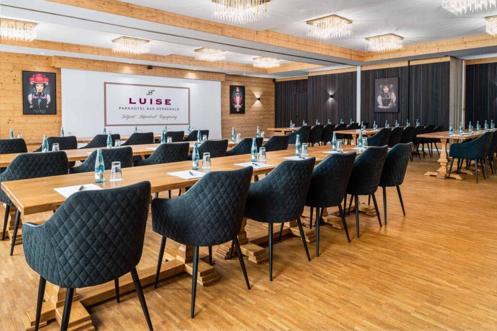 Tagungsraum Bollenhut im Parkhotel Luise – modern, großzügig, stilvoll Tagungsraum Parkhotel Luise Schwarzwald: Großer Tagungsraum Bollenhut im Parkhotel Luise in Bad Herrenalb mit eleganter Bestuhlung und rustikalen Holzelementen